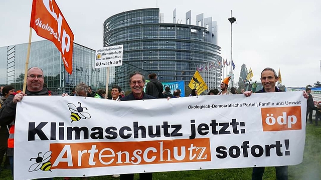 Demo für Agrarwende vor dem Europaparlament in Straßburg